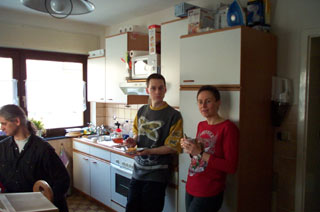 Erhard, Uwe und Manu beim Kuchenspachteln
